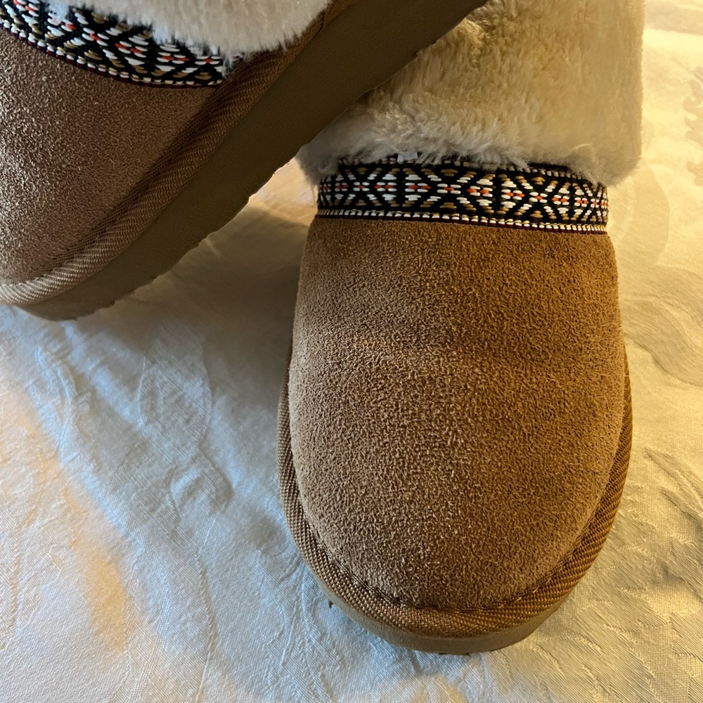 Minnetonka Tan Slippers with Cream Fur Lining 10 Womens - Picture 6 of 9